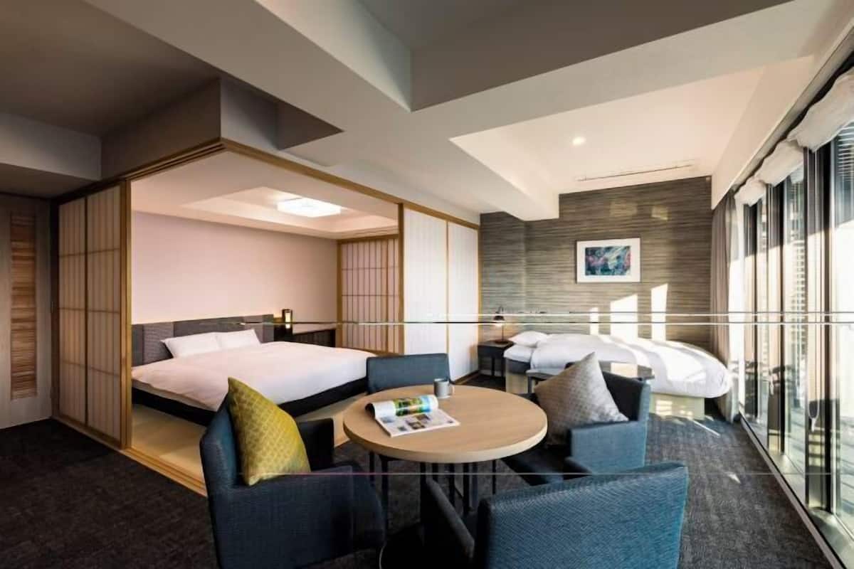 Ropa de cama hipoalergénica y tabla de planchar con plancha