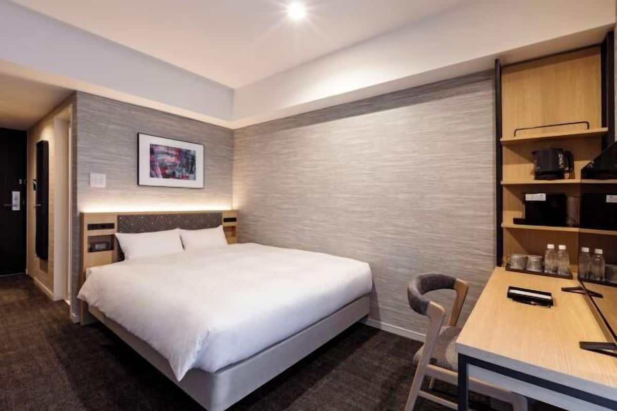 Ropa de cama hipoalergénica y tabla de planchar con plancha