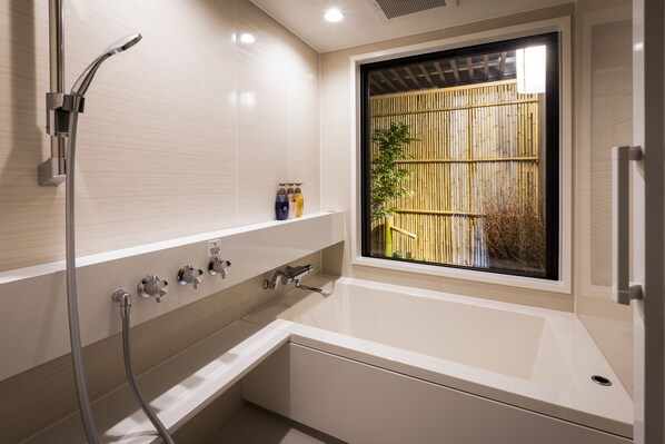Deluxe King Room, Non Smoking | Bathroom | Free toiletries, slippers, towels - Rinn Kyoto Station (Kyoto)