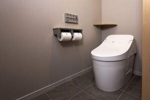 Habitación Deluxe, para no fumadores (King) | Baño | Amenidades de baño gratuitas, pantuflas, toallas 