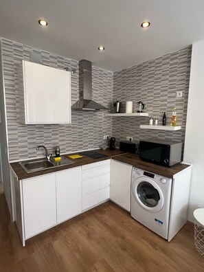 Een koelkast, een microgolfoven, een kookplaat