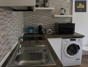 Een koelkast, een microgolfoven, een kookplaat