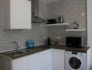 ثلاجة، ميكروويف، موقد طهي مسطح، ماكينة لصنع القهوة/الشاي