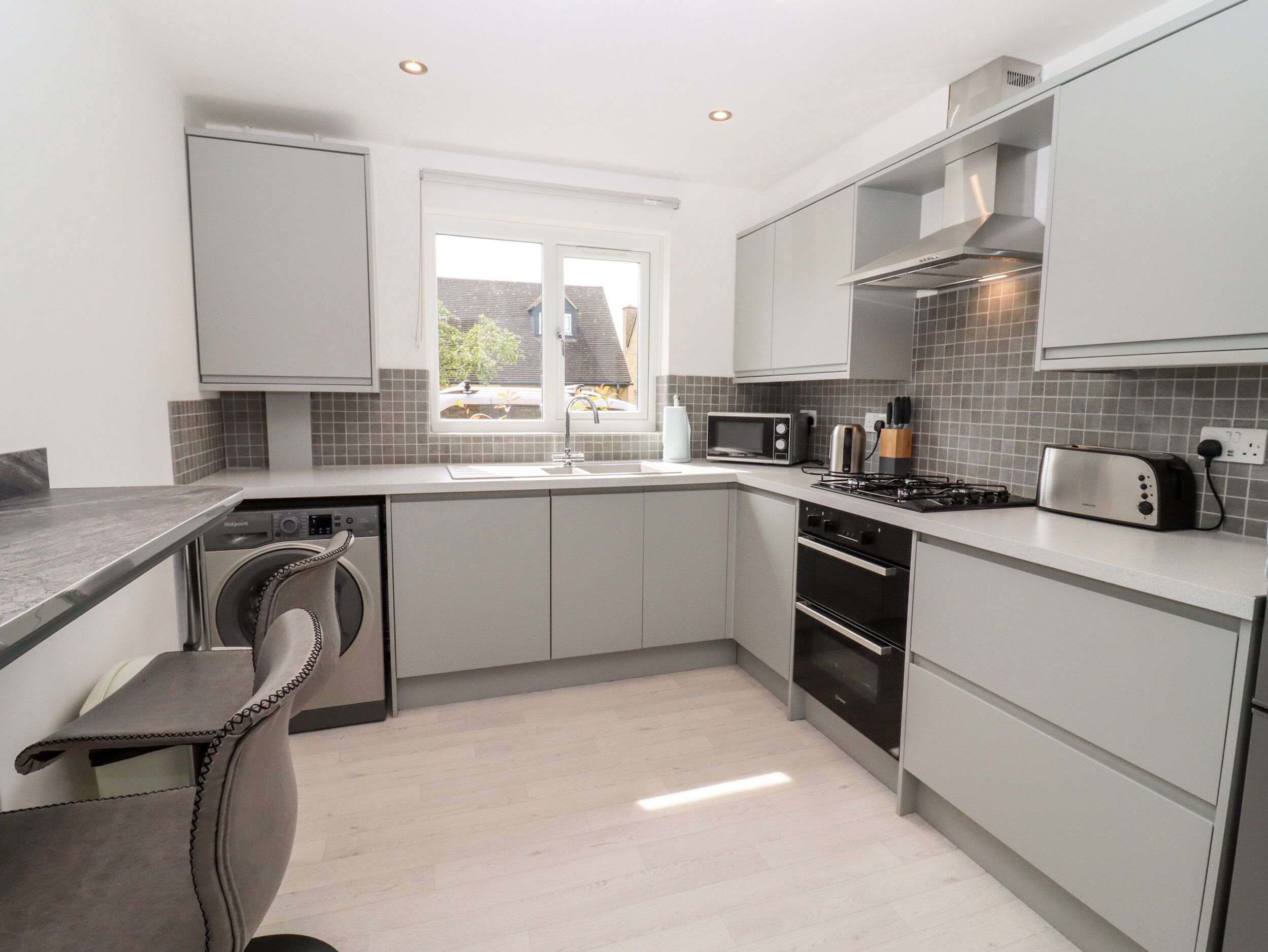 Refrigerador, lavavajillas, tetera/pava eléctrica, tostadora