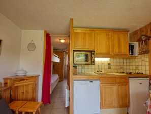 Kylskåp, mikrovågsugn, ugn och spishäll