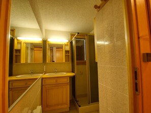 Bathroom - Cozy apartment for 4, near Blue Lake, south terrace (Morillon Village)