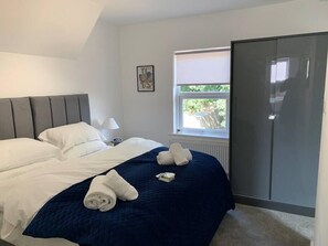 2 bedrooms, iron/ironing board, WiFi, bed sheets - The White House by Select SA (Reading)