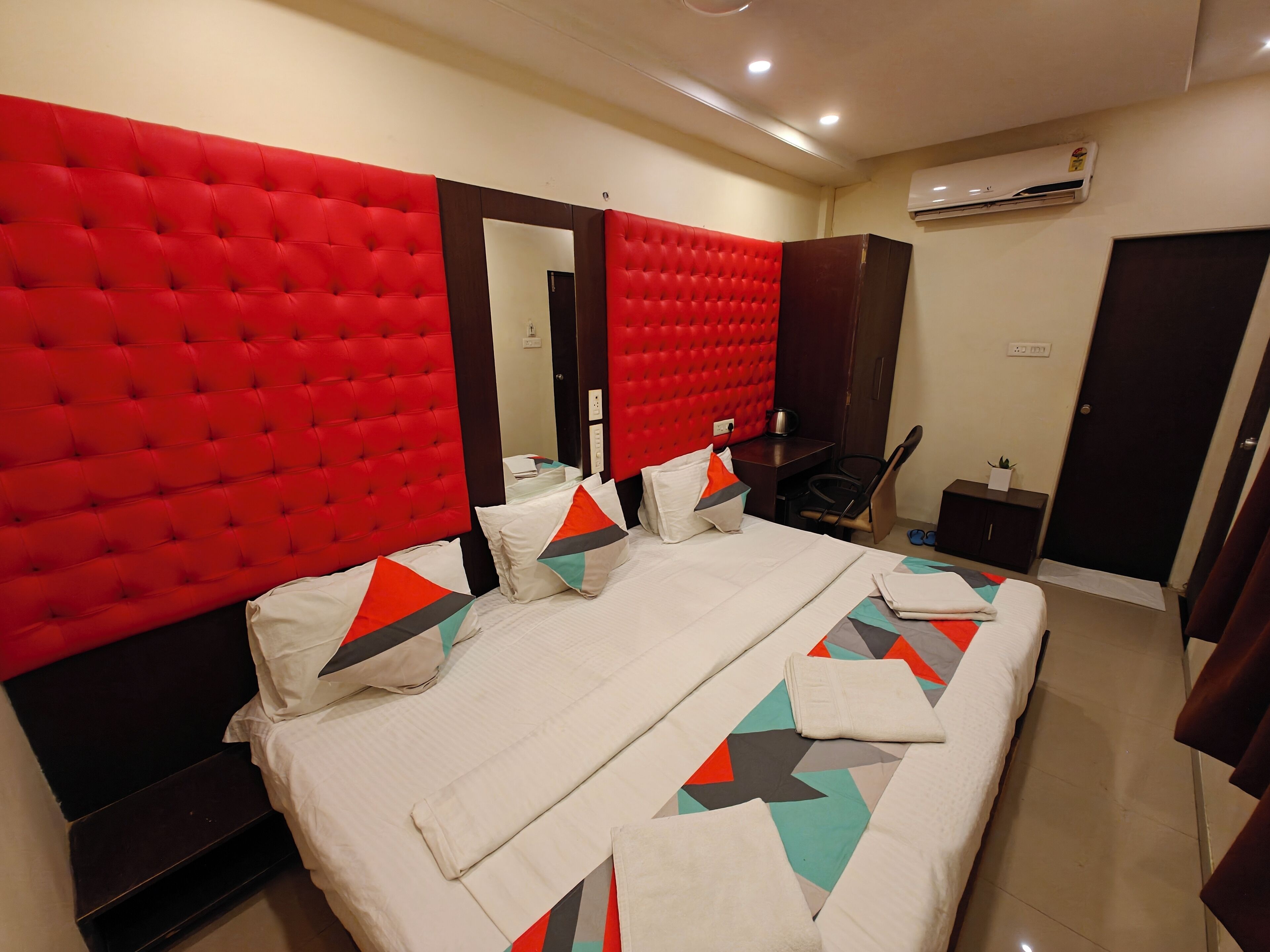 Premium bedding, in-room safe, desk, laptop workspace