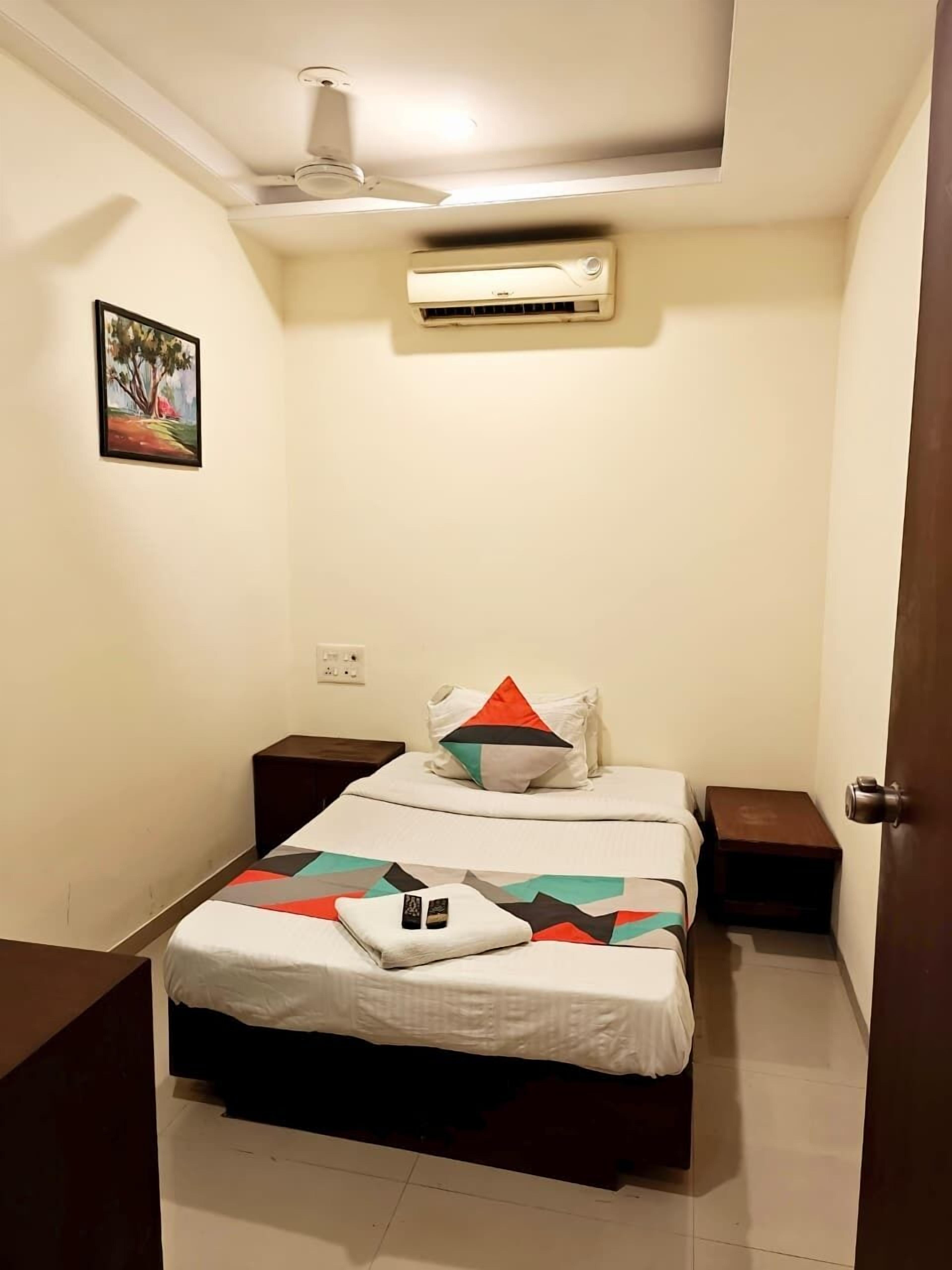 Premium bedding, in-room safe, desk, laptop workspace