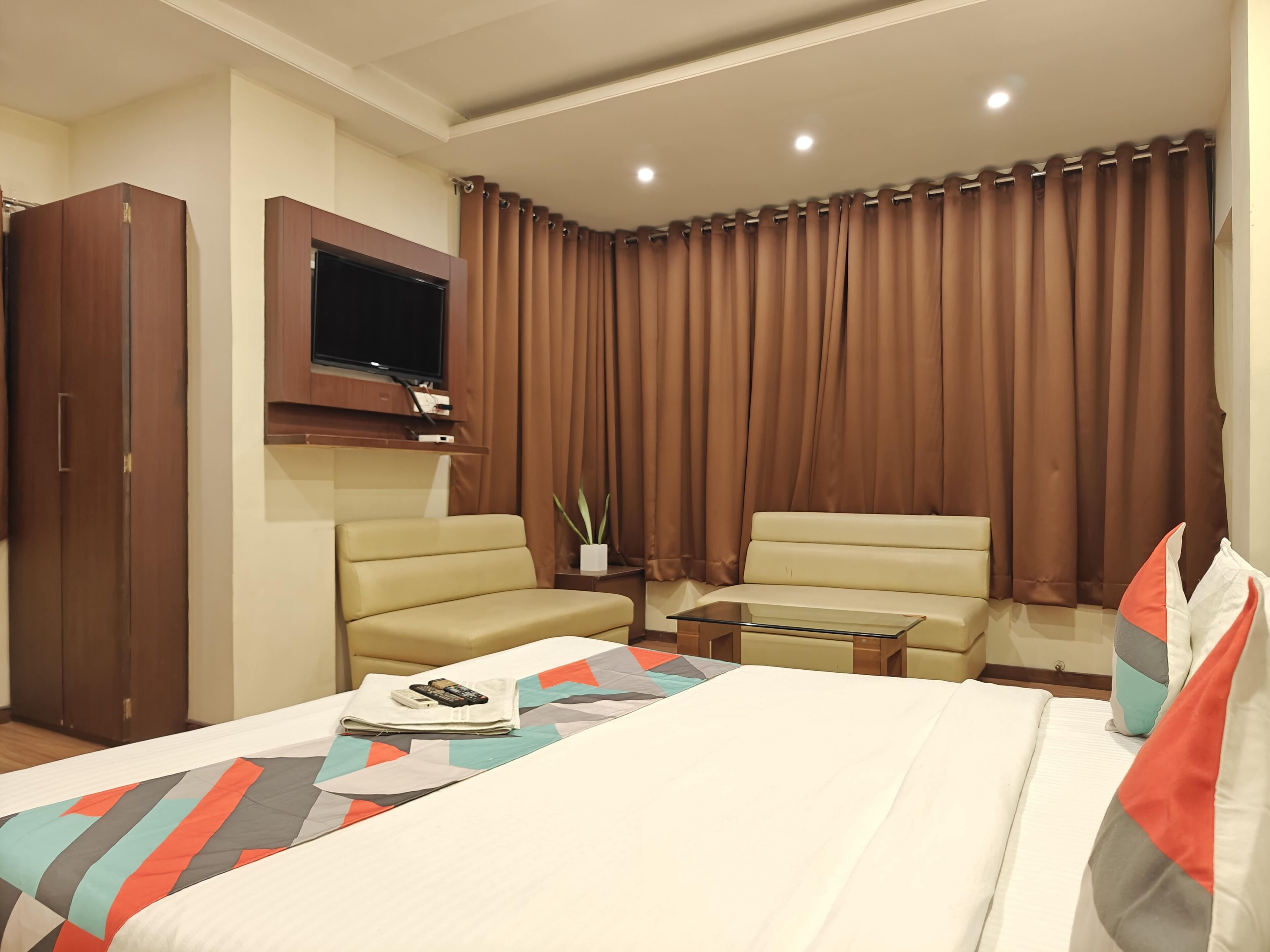 Premium bedding, in-room safe, desk, laptop workspace