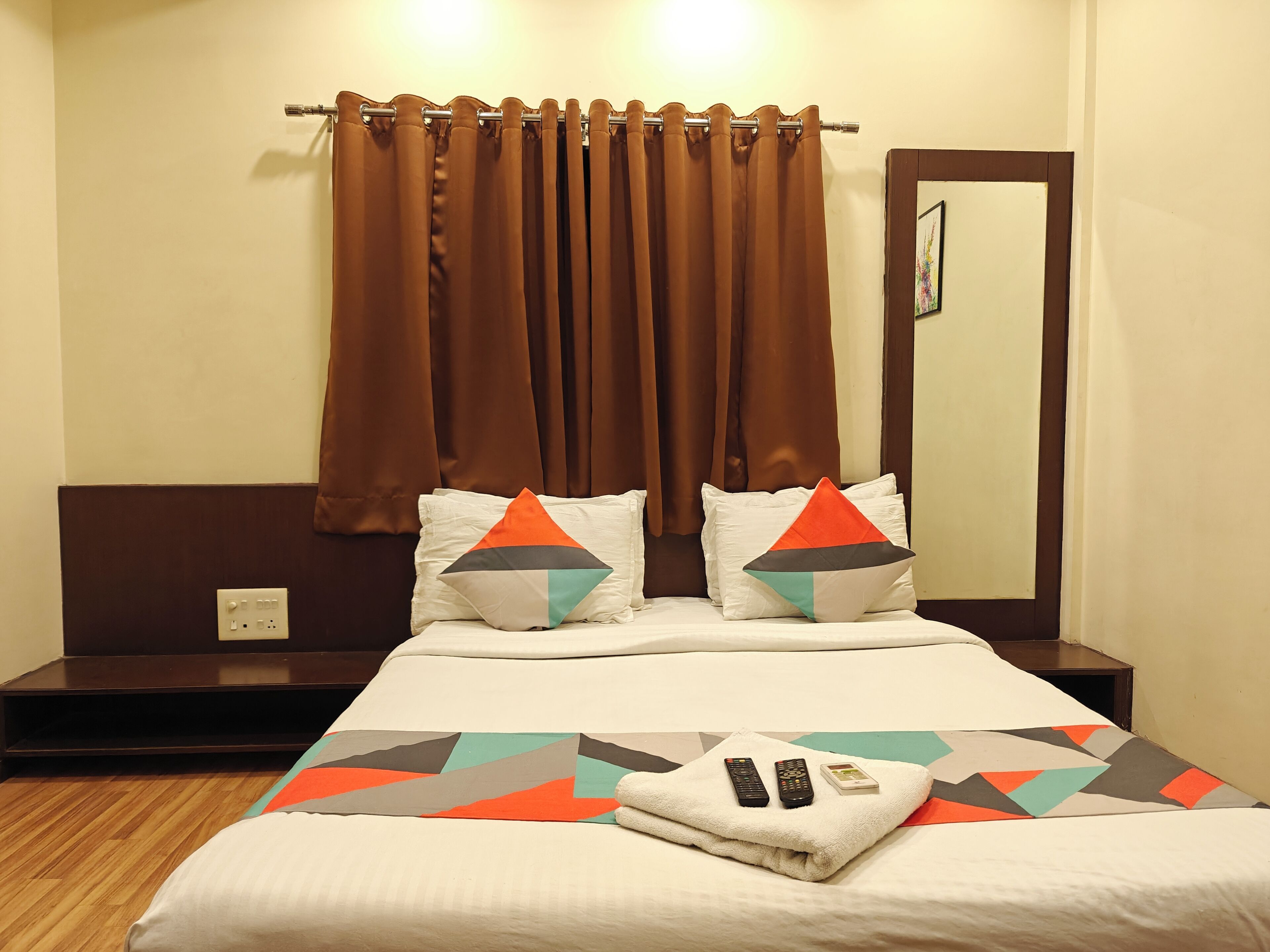 ห้องสแตนดาร์ดดับเบิล | เครื่องนอนระดับพรีเมียม, ตู้นิรภัยในห้องพัก, โต๊ะทำงาน