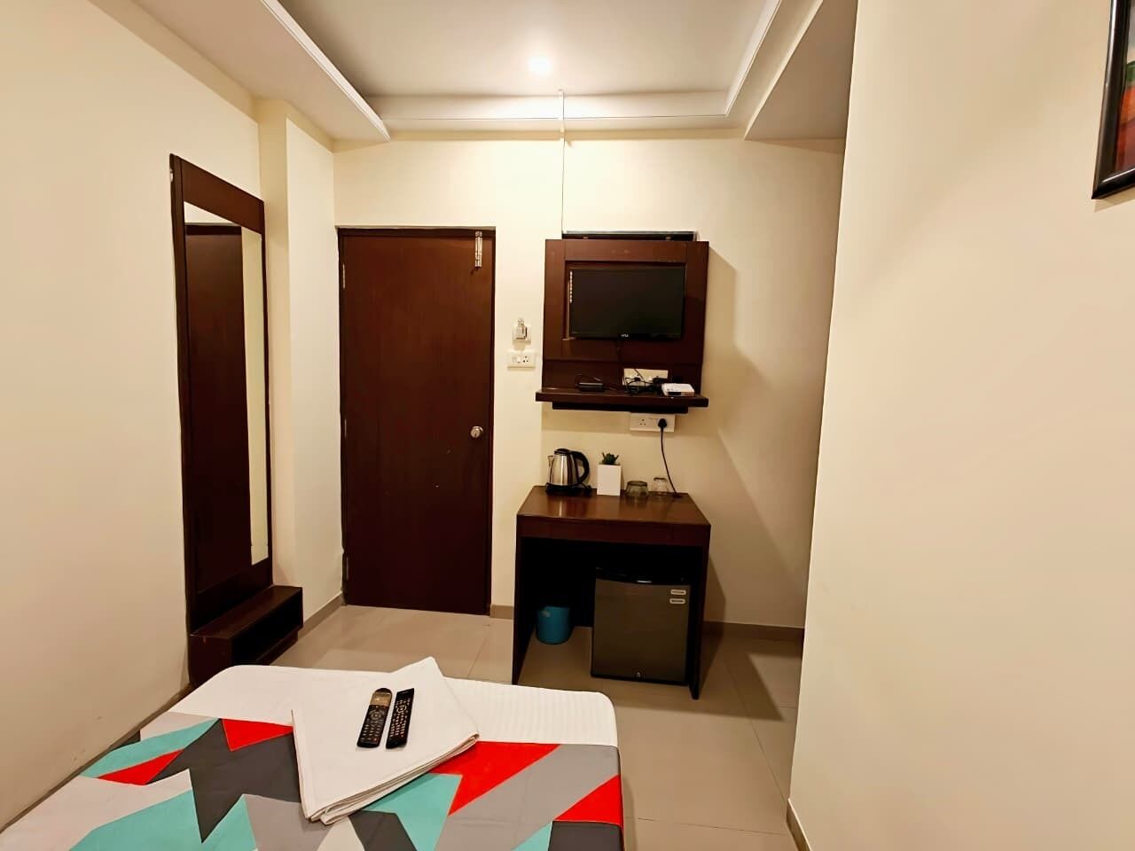 ห้องสแตนดาร์ดซิงเกิล | เครื่องนอนระดับพรีเมียม, ตู้นิรภัยในห้องพัก, โต๊ะทำงาน