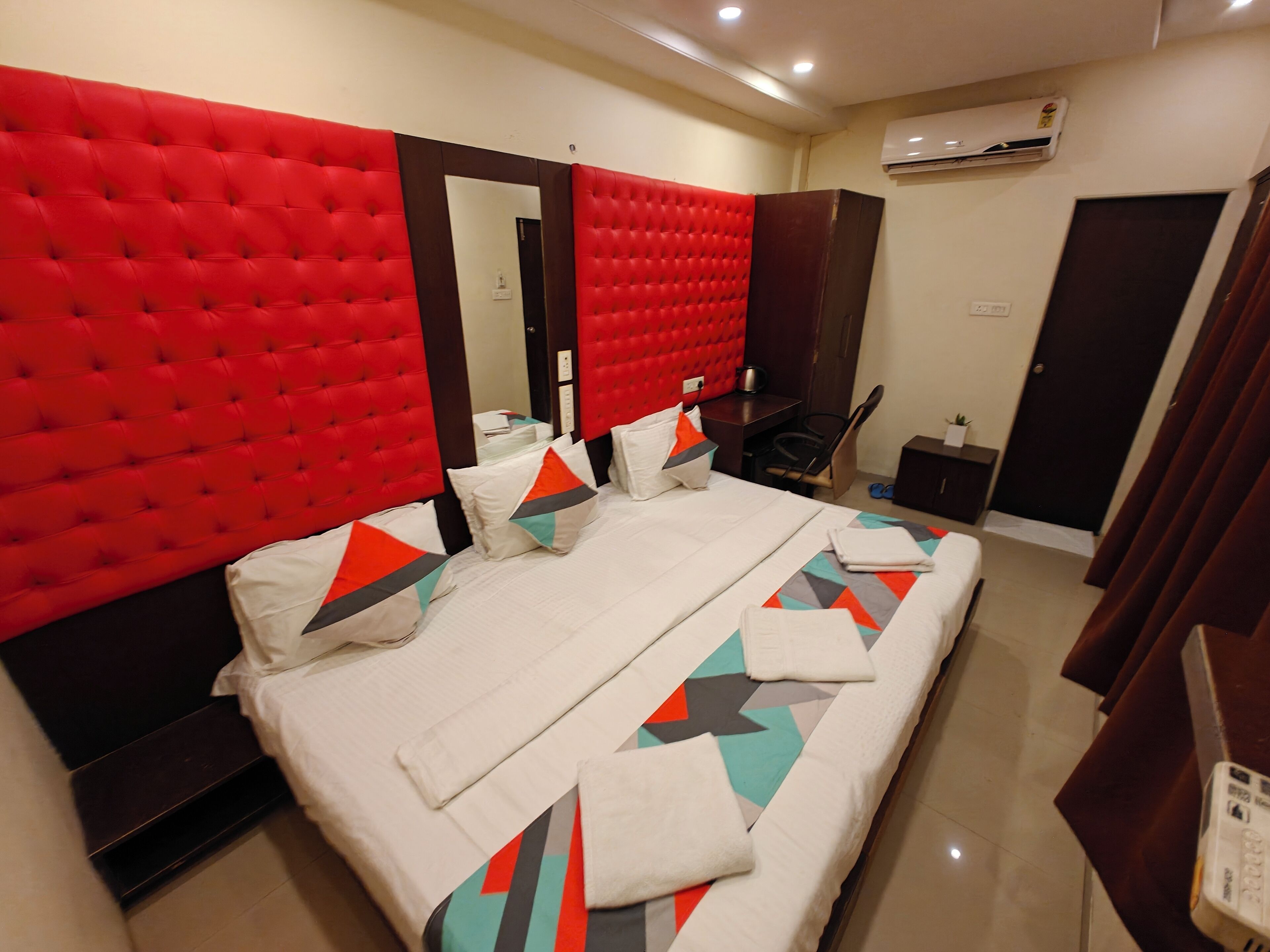 ห้องดีลักซ์ทริปเปิล | เครื่องนอนระดับพรีเมียม, ตู้นิรภัยในห้องพัก, โต๊ะทำงาน