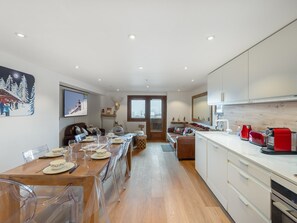 Een koelkast, een microgolfoven, een oven, een vaatwasser