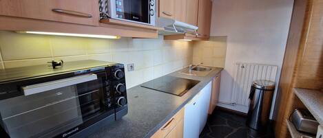 Een koelkast, een microgolfoven, een oven, een kookplaat