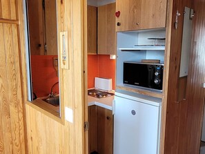 Kylskåp, mikrovågsugn, spishäll och kaffe- och tebryggare