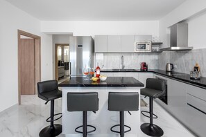 ثلاجة، ميكروويف، فرن، موقد طهي مسطح