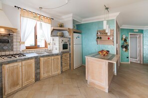 Kühlschrank, Ofen, Geschirrspüler, Wasserkocher mit Kaffee-/Teezubehör