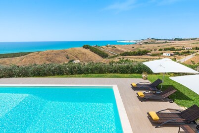 Pool villa close to a beautiful sandy beach, Bovo Marina, Sicily