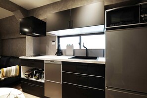 Kühlschrank, Mikrowelle, Ofen, Geschirrspüler