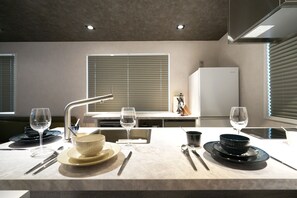 Fridge, microwave, dishwasher, coffee/tea maker - Real Life AOYAMA 2BR suite 5pax 3bed 3min metro (Minato)