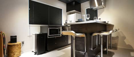 Refrigerador, microondas, lavavajillas y cafetera y tetera