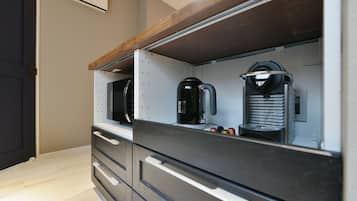 Refrigerador, microondas, horno y utensilios de cocina