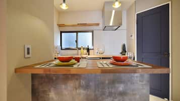 Refrigerador, microondas, horno y utensilios de cocina