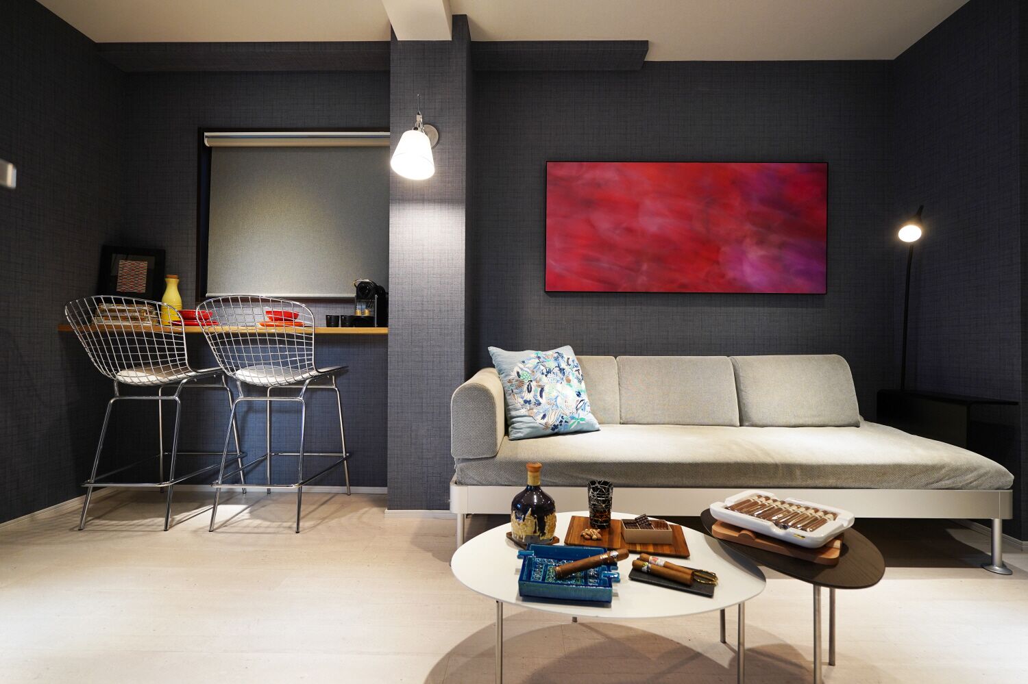 Una sala de estar moderna con un sofá, una mesa de centro y un comedor con sillas y una mesa.