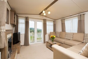 6 Berth Luxury Caravan 3 bed Pet Free | Living area