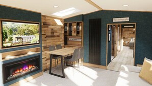 Un interior moderno con chimenea, zona de comedor y un espacio de descanso acogedor.