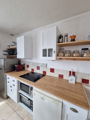 Jääkaappi, mikroaaltouuni, uuni, liesi