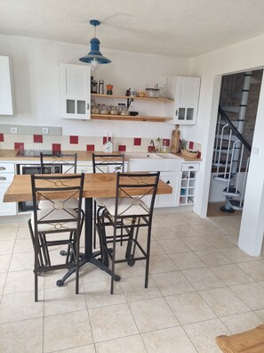 Dining - Appartement Très Lumineux Avec une vue Splendide, à 5mn de la Plage et Falaises (Mers-les-Bains)