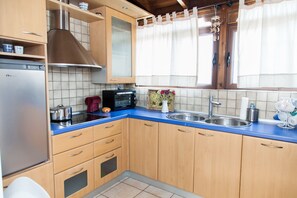 Refrigerador, horno, cafetera y tetera y utensilios de cocina 