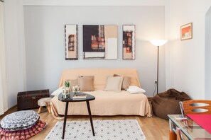 TV - Gorgeous apartment in Piraeus (Piraeus)