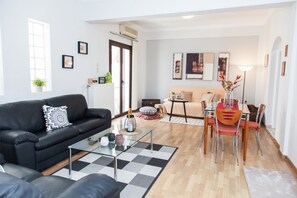 TV - Gorgeous apartment in Piraeus (Piraeus)