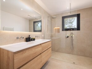 Ensemble douche/baignoire, sèche-cheveux, serviettes fournies