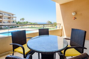 Outdoor dining - Sea View, 5 minutes walk to the beach. safe secure gated condominion (Albufeira)
