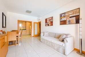 Living area - Sea View, 5 minutes walk to the beach. safe secure gated condominion (Albufeira)