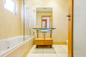 Combined shower/bathtub, bidet - Sea View, 5 minutes walk to the beach. safe secure gated condominion (Albufeira)