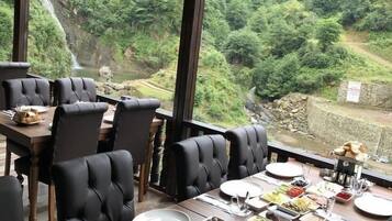 Sudah termasuk sarapan masakan setempat setiap hari