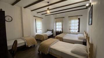 Kamar Keluarga, 1 kamar tidur, Boleh Merokok, pemandangan danau | Seprai premium, ruang kerja ramah laptop, dan tempat tidur bayi gratis