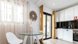 Een moderne keuken met witte kastjes, een zwart aanrecht en een inbouwoven.