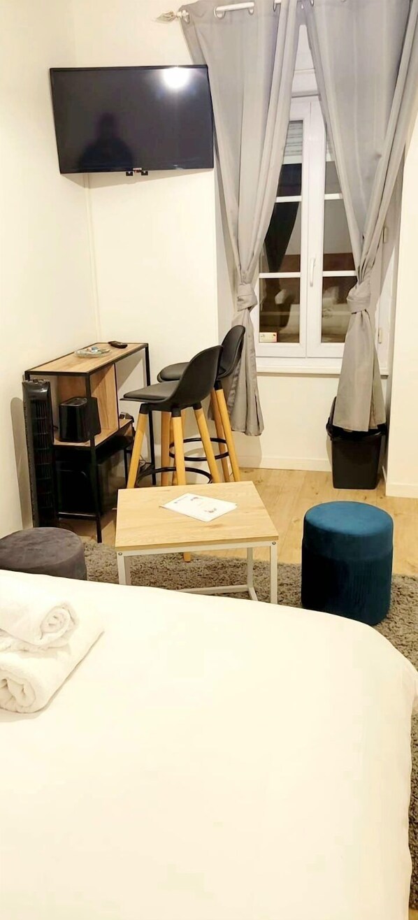 Standard Studio | Ruang tamu | 80 cm televisyen LED dengan digital, TV 
