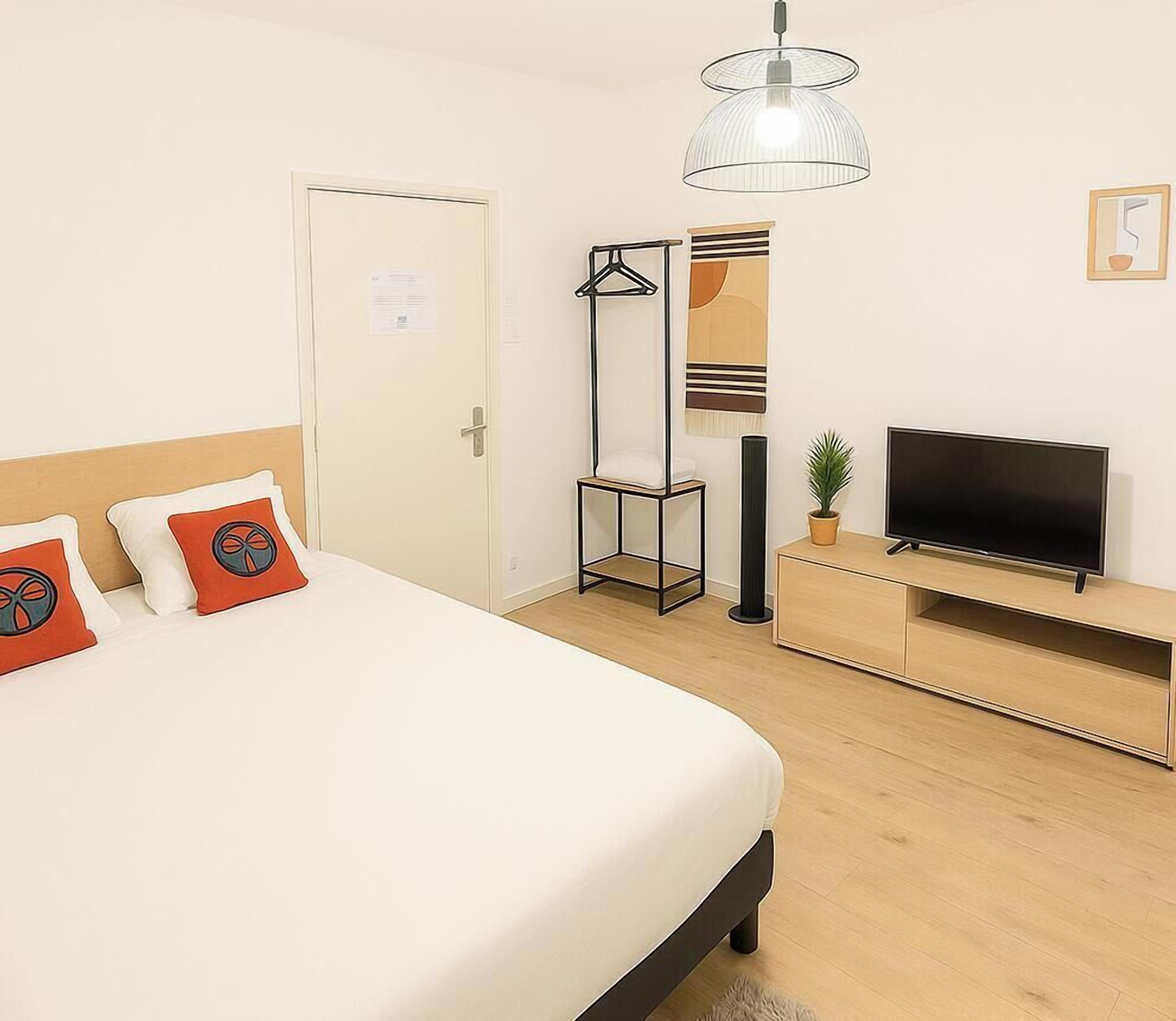 Comfort Studio | Living area | 80-cm LED TV with digital channels, TV