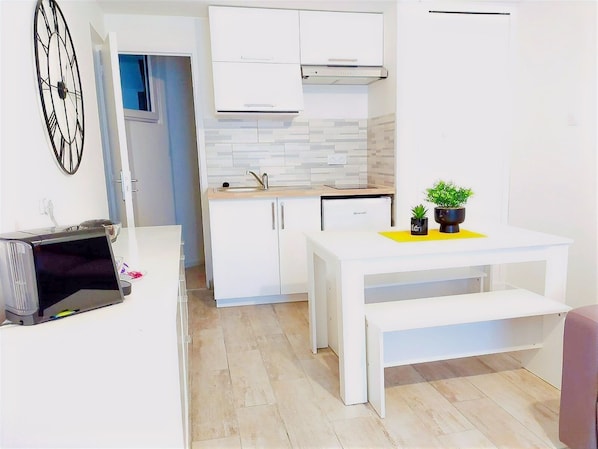 Estudio Confort | Cocina privada | Refrigerador, microondas, parrilla de estufa y cafetera de espresso