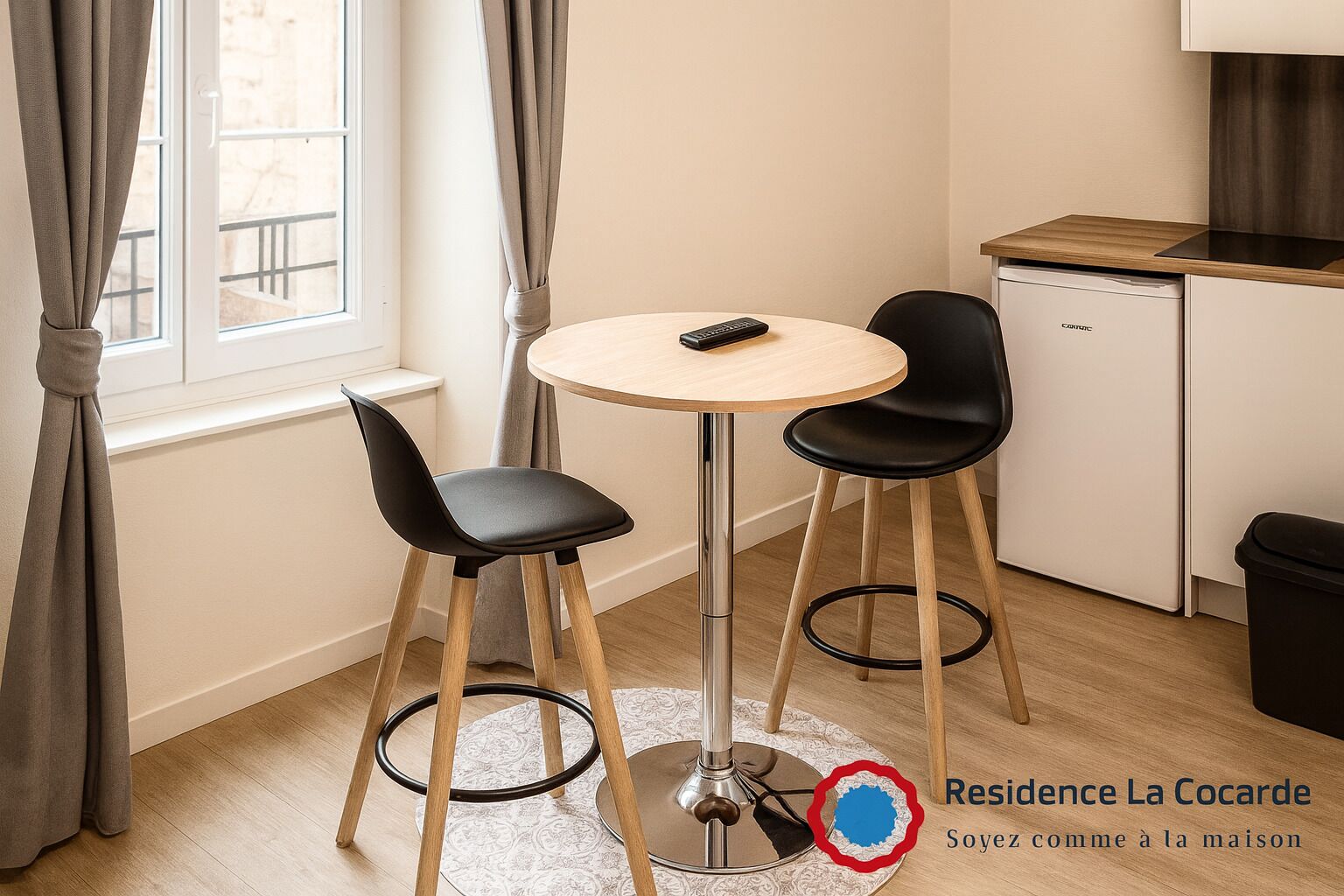 Standard-studio | Oleskelualue | 80–senttinen LED-televisio, jossa digitaalikanavat