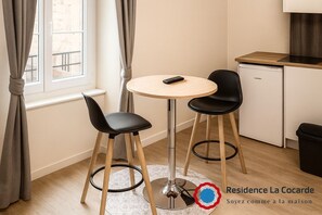 스탠다드 스튜디오 | 거실 공간 | 디지털 채널 시청이 가능한 80cm LED TV, TV