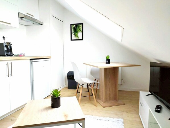 Superior Studio Suite | Private kitchen