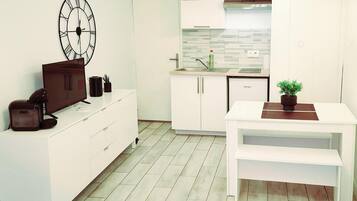 Studio Confort | Cuisine privée | Réfrigérateur, four à micro-ondes, surface de cuisson